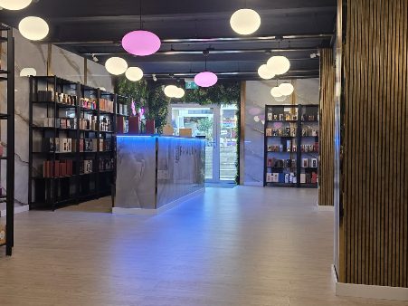 Ladenlokal mit neu verlegtem Vinylboden in Holzoptik